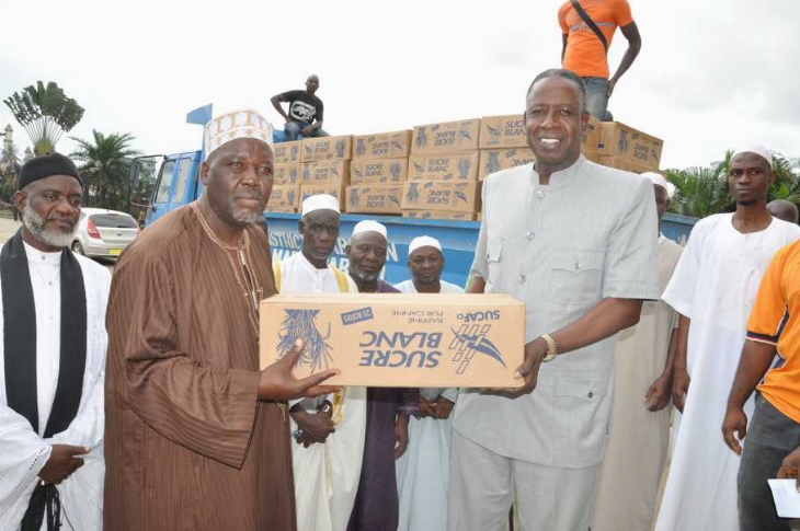 Ramadan 2012 à abobo : Le Ministre Adama Toungara offre du sucre aux Imams